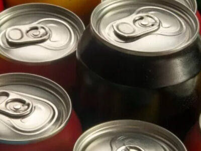 Com até 8 colheres de chá de açúcar: quais são os refrigerantes mais calóricos?