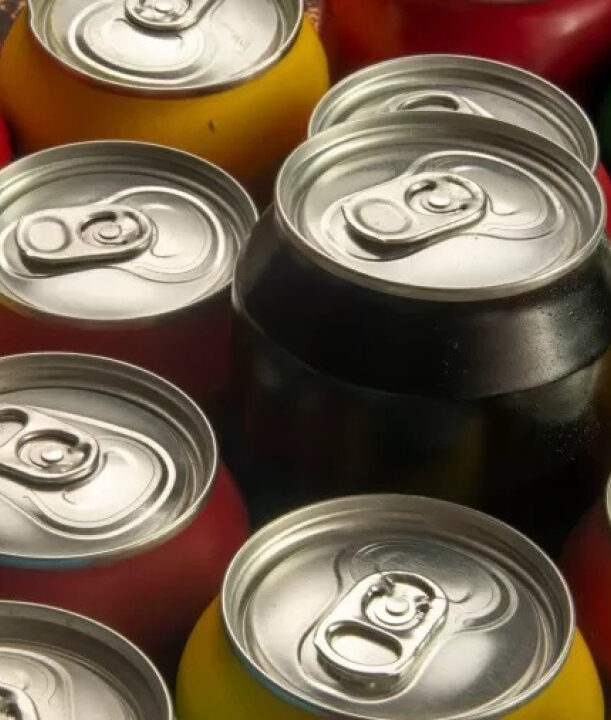 Com até 8 colheres de chá de açúcar: quais são os refrigerantes mais calóricos?