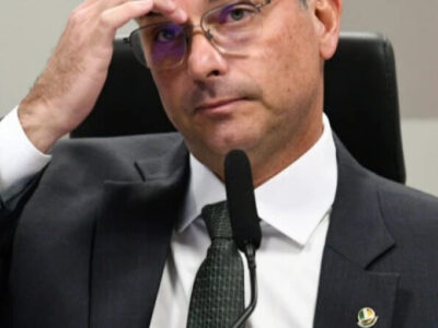‘Querem matar meu pai’, dispara Flávio sobre intimação na UTI