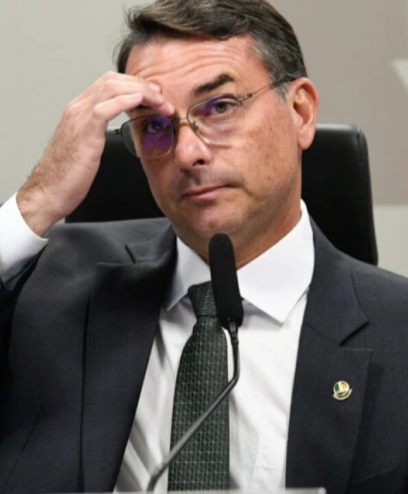 ‘Querem matar meu pai’, dispara Flávio sobre intimação na UTI