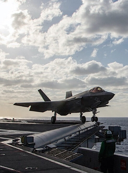 O poderoso USS Gerald Ford pode operar décadas sem reabastecer e transportar frotas inteiras