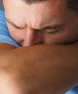 O que acontece se você segurar um espirro? Entenda as piores consequências