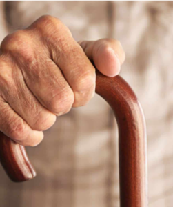 Medo de cair aumenta risco de quedas entre idosos