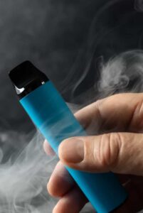 Médicos drenam 1 litro de líquido do pulmão de jovem que usava vape