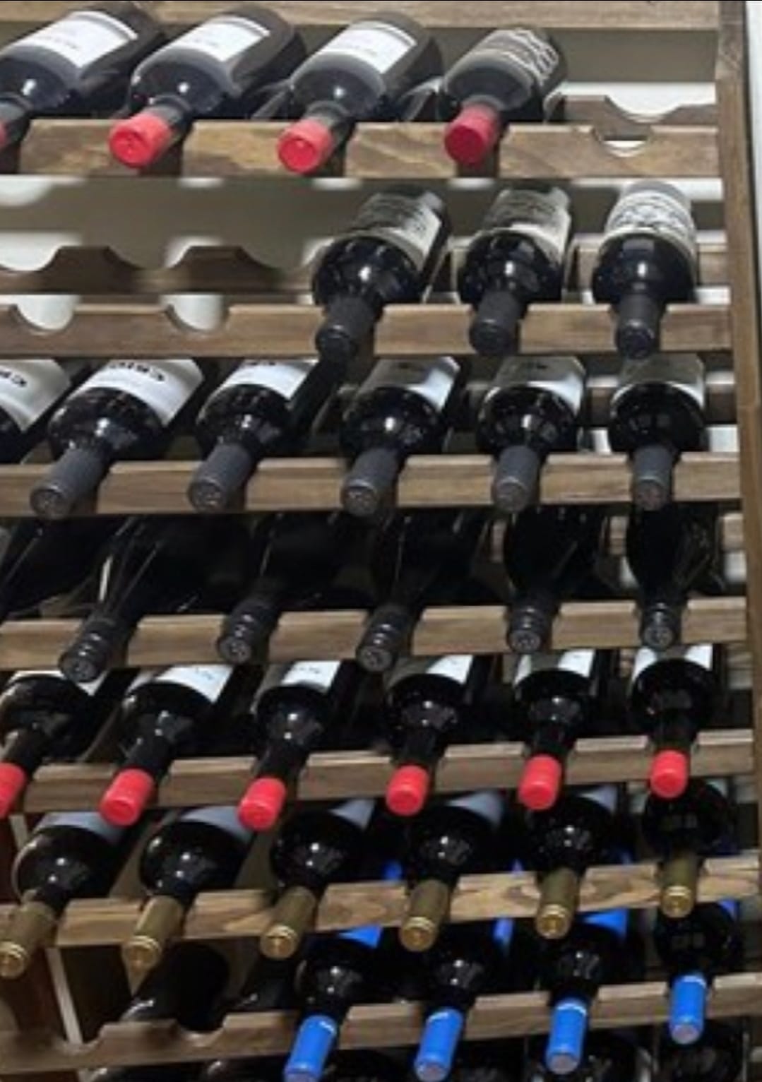 Polícia Federal apreende grande quantidade de  vinhos contrabandeados dentro de escritório de contabilidade em Marília, na avenida Pedro de Toledo, região central. Veja