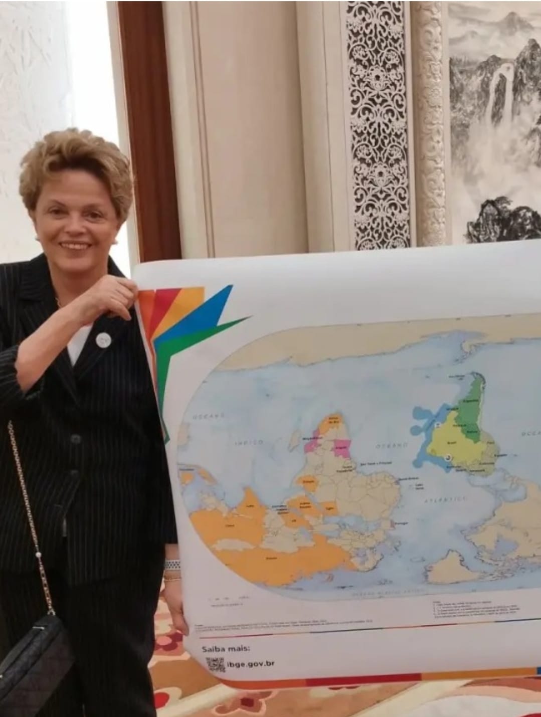 Só se for o Centro Global da Corrupção: Dilma exibe na China novo mapa-múndi invertido e Brasil no centro da Terra