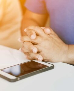 Quer se conectar mais com sua fé? Veja 5 aplicativos que podem ajudar