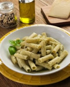 Tortiglione com Molho Pesto. Fresquinho, aromático e com aquele sabor que só o manjericão tem. Ideal para o fim de semana