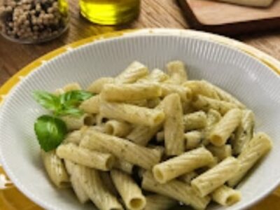 Tortiglione com Molho Pesto. Fresquinho, aromático e com aquele sabor que só o manjericão tem. Ideal para o fim de semana