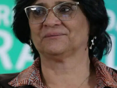 Comissão de Damares aprova proibição de passaporte da vacina da covid-19 nas escolas