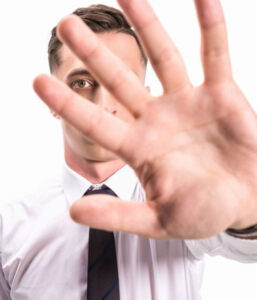 Psicologia revela sinais para identificar pessoas más em apenas 3 minutos