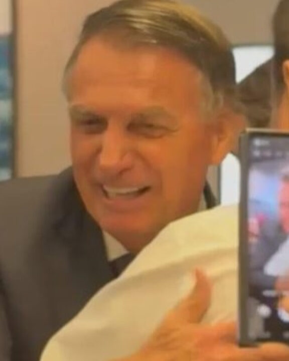 Abraço apertado de Bolsonaro e Kassab reserva má notícia para Lula; VEJA VÍDEO
