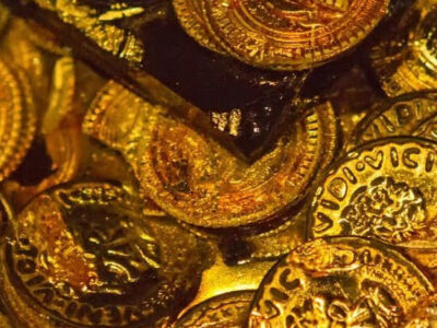 Do nada ao brilho: homens descobrem tesouro com centenas de moedas de ouro no meio do mato