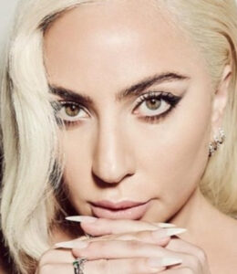 Lady Gaga vira meme após “rasgar” o vestido vermelho, e surgir com um traje nas cores da bandeira do Brasil; VEJA VÍDEO E ENTENDA