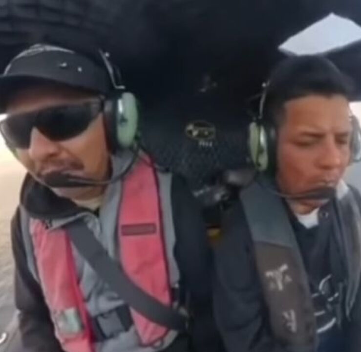 Câmera mostra momento em que motor de helicóptero falha durante voo e pouso de emergia no mar