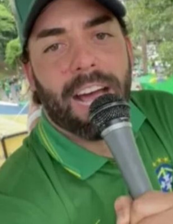 TRISTEZA: Foragido do 8/1 chora nos EUA e pede socorro a Eduardo Bolsonaro; VEJA VÍDEO