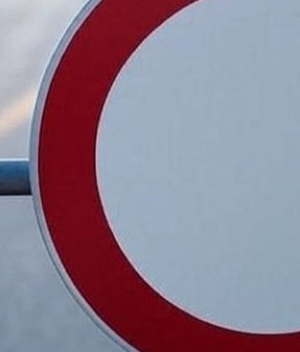 Saiba o que significa a nova placa de trânsito com um círculo vermelho e branco no centro