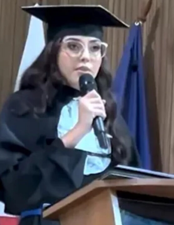 Aluna viraliza nas redes depois de se formar sozinha na faculdade
