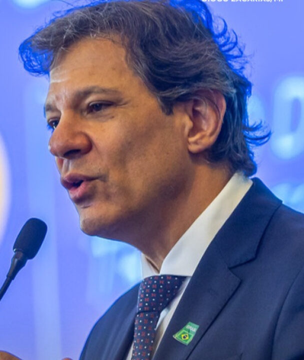 Ala do PT pensa substituir Haddad por Mercadante após polêmicas