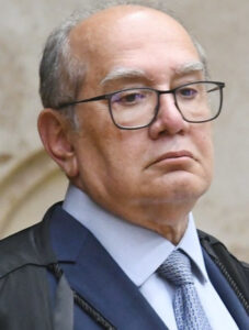 Gilmar Mendes apoia regulação estatal das redes sociais diante de pressão internacional.