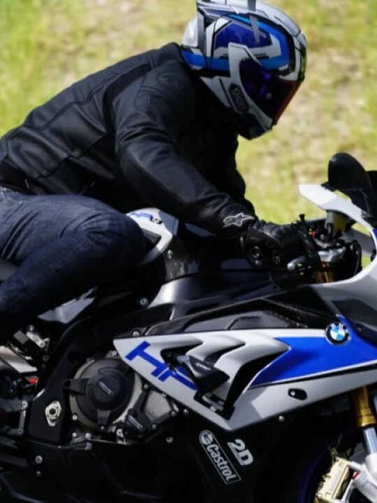 Polêmica: Projeto de lei muda regras para conduzir motos acima de 500cc e carros acima de 200cv; entenda