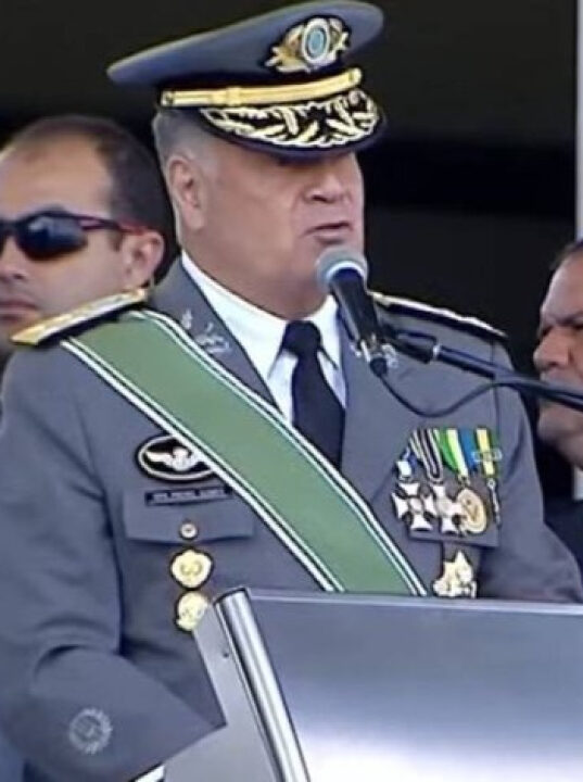 URGENTE: ex-comandante do Exército desmente versão em que teria havido movimentação de tropas