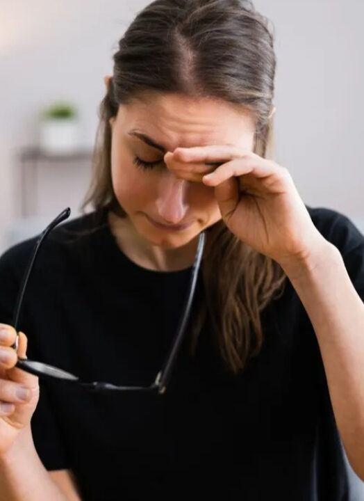 Síndrome do olho seco cresce entre jovens e acende alerta sobre uso excessivo de telas; saiba mais