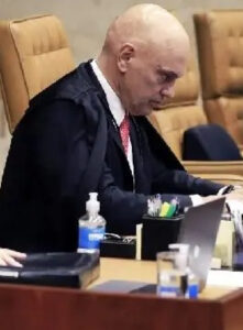 Moraes e Mendonça trocam farpas em sessão no STF