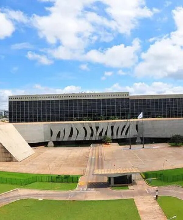 PF investiga repasse de propina a assessores do STJ