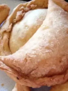 Mulher mata 40 membros de uma facção criminosa ao envenenar pastéis