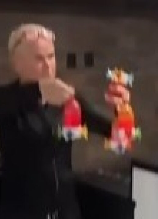 Xuxa é flagrada por marido alimentando morcegos e situação choca internautas; VEJA VÍDEO