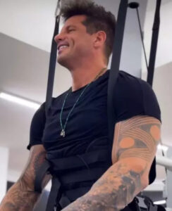 Ex-BBB que ficou paraplégico em acidente volta a andar quase 15 anos depois; VEJA VÍDEO