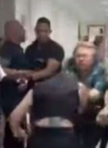 Briga em fórum tem direito a tapas, puxões de cabelo e gritos de ‘cala boca’; VEJA VÍDEO