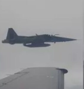 Piloto registra momento em que caça da FAB faz interceptação em voo; VEJA VÍDEO