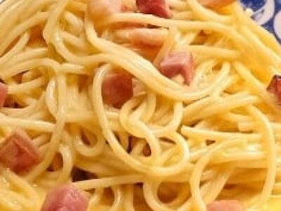 Trouxemos hoje a clássica  e rápida receita de Macarrão à Carbonara. Veja os ingredientes e o passo a passo. Uma delícia