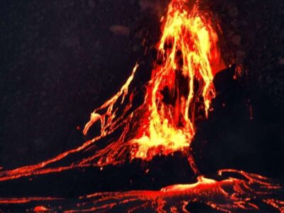Vulcão entra em erupção e lava jorra a mais de 300 metros de altura