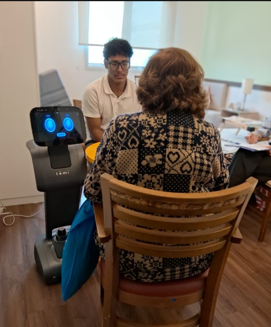 Robô social auxilia idosos de São Paulo a usar aplicativos como streaming, WhatsApp e fazer chamadas de vídeo