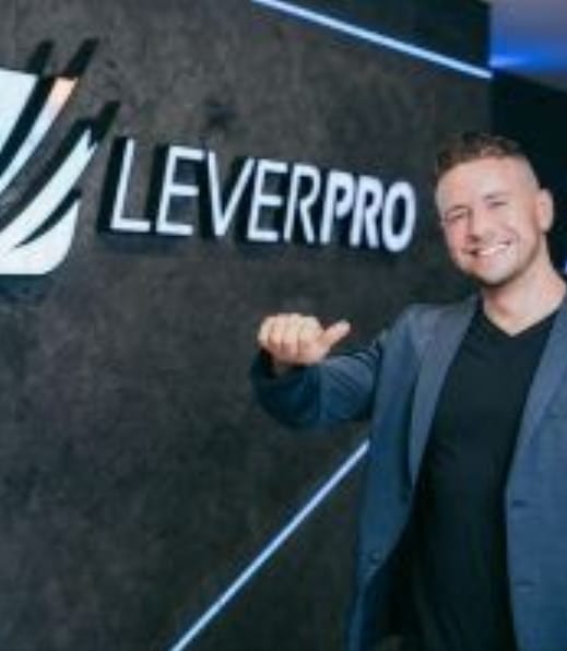 Sem feriados ou finais de semana; ele criou uma grande startup. “Tem que tentar. Tentar, tentar muito, e tentar diferente. Confira a trajetória