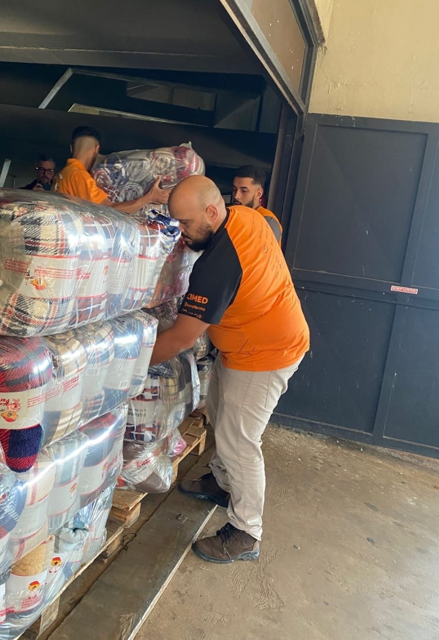 Fundo Social recebe 2 toneladas de cobertores e roupas do Grupo Farma Conde, o que mostra grande participação da cidade este ano