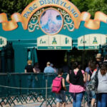 Homem fecha Disney para casamento com criança de 9 anos; Polícia investiga o caso