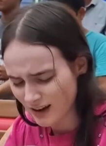 ‘O SENHOR FEZ UM MILAGRE’: Jovem deixa cadeira de rodas e volta a andar; VEJA VÍDEO