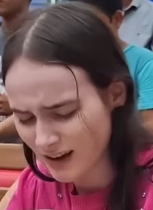 ‘O SENHOR FEZ UM MILAGRE’: Jovem deixa cadeira de rodas e volta a andar; VEJA VÍDEO