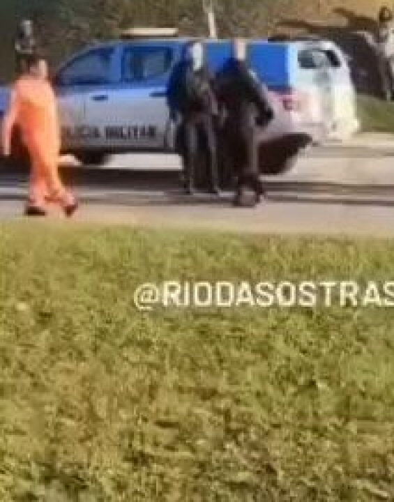 URGENTE: Funcionários da Petrobras protestam e homem se ajoelha implorando pelo pagamento; VEJA VÍDEO