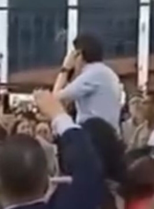 Câmera capta, de outro ângulo, o momento em que o jovem atira no candidato colombiano; VEJA VÍDEO