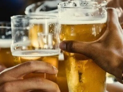 Bebida em xeque: OMS liga novo tipo de câncer ao consumo regular de álcool