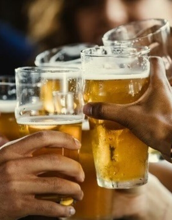 Bebida em xeque: OMS liga novo tipo de câncer ao consumo regular de álcool