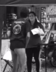 Homem cospe em rosto de mulher que pregava na rua durante evangelismo; VEJA VÍDEO