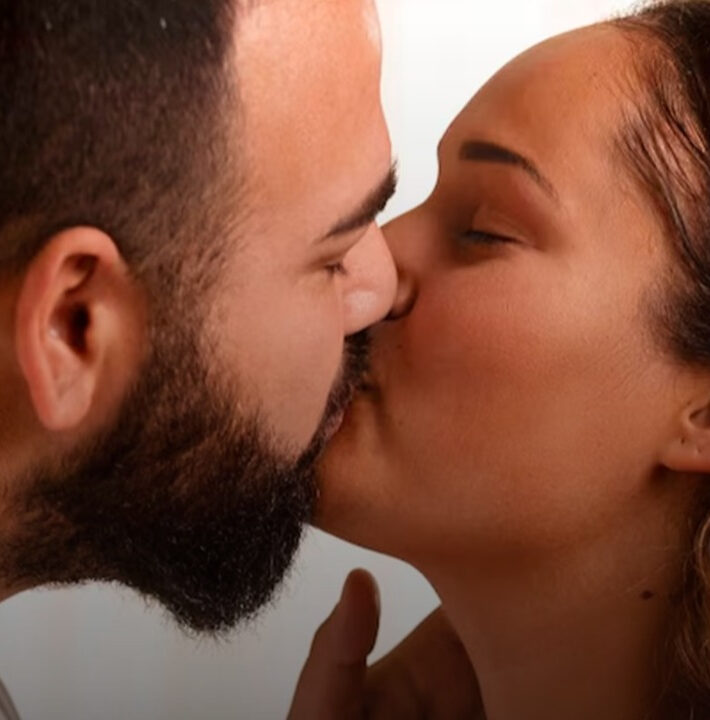 Ansiedade e depressão podem ser transmitidas pelo beijo, diz estudo
