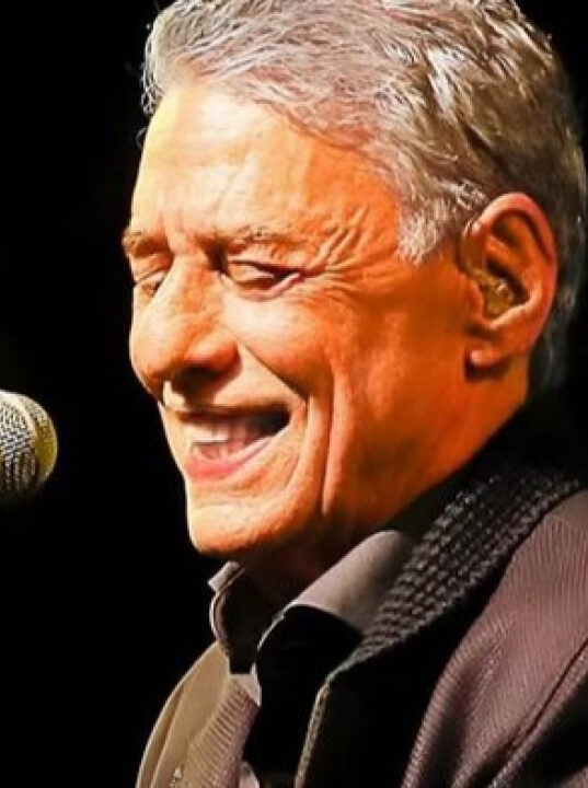 Médico revela estado de saúde de Chico Buarque após cirurgia delicada na cabeça