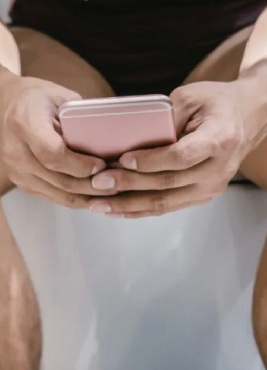 Banho de realidade: homem é hospitalizado após perder os movimentos ao passar meia hora no vaso usando o celular.